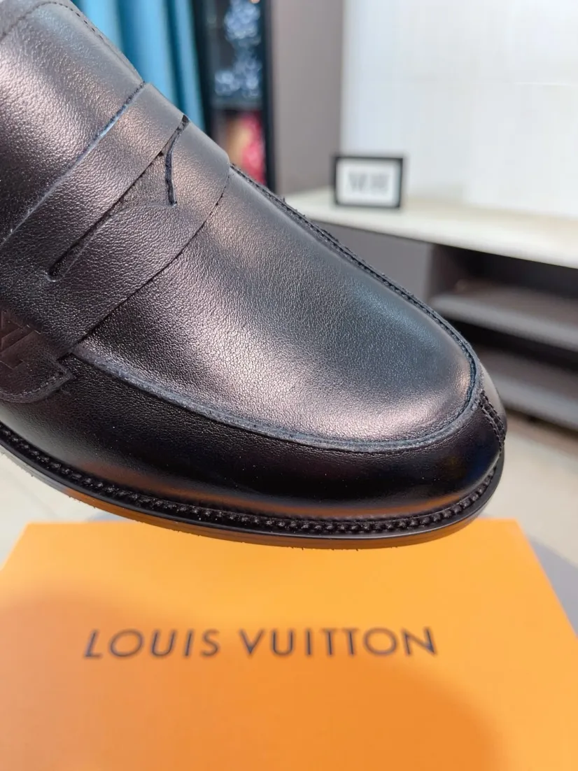 Men's Men's Shoes 💰500🌸🌸【LV】Louis Vuitton's new open-edge pigskin shoes are the most popular classic. Synchronized with the official website, the upper adopts Italian imported upper embossing➕comfortable cowhide lining, fashionable atmosphere, unique brand and unique craftsmanship. Highlighting the hot style of the new year. Stop hesitating, stop wandering, get it now. Code number: 38--44